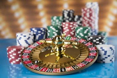 Live roulette table with dealer and spinning wheel on initogel